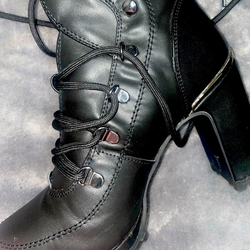 DKNY size 8.5 LENNI LEATHER . BLOCK HEEL.